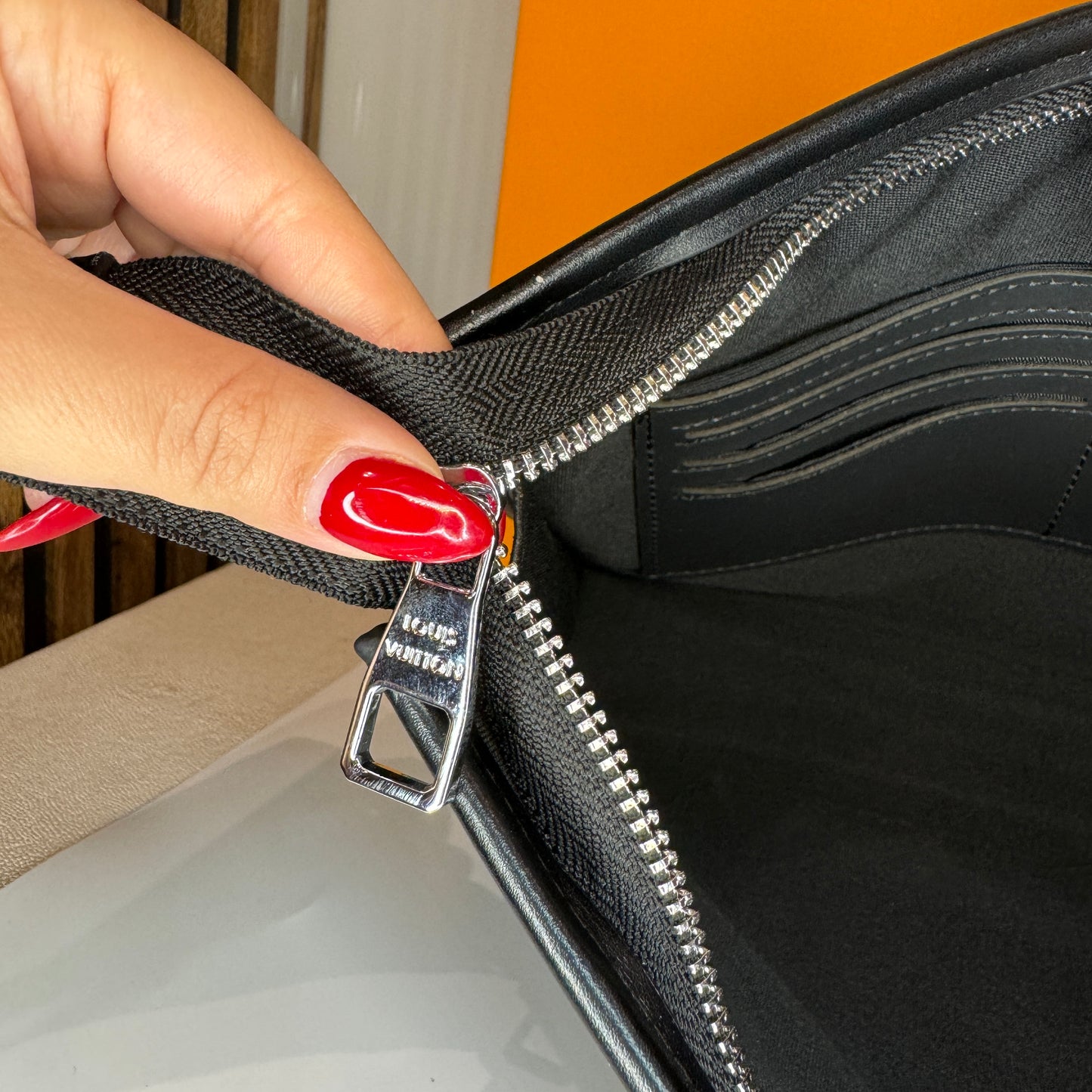 Lv clutch black